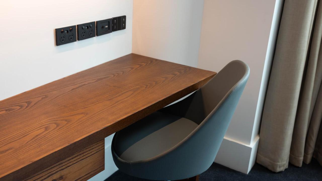Horizon By Skycity Auckland Zewnętrze zdjęcie A desk in a hotel room