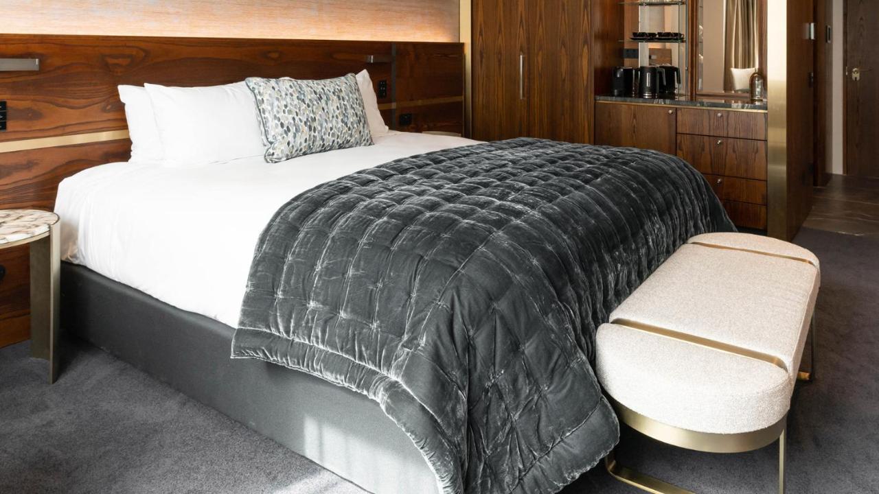 Horizon By Skycity Auckland Zewnętrze zdjęcie A bed with a throw