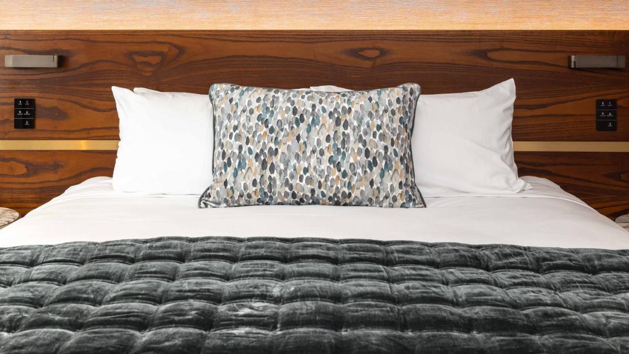 Horizon By Skycity Auckland Zewnętrze zdjęcie A decorative pillow on a bed