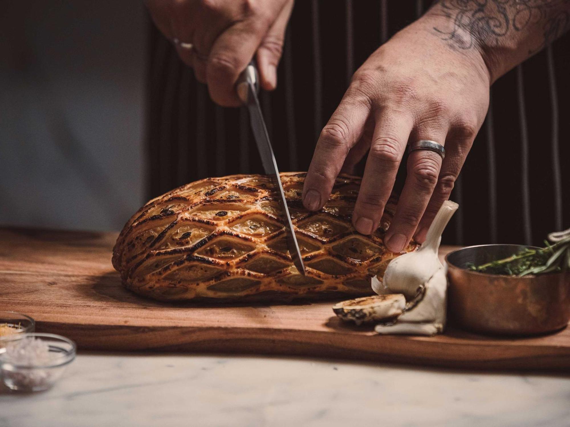 Horizon By Skycity Auckland Zewnętrze zdjęcie Chef preparing a whole roasted suckling pig